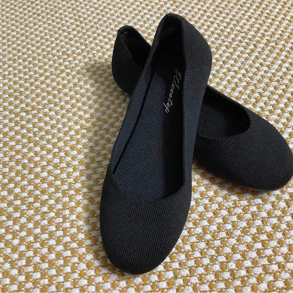 Black Minimalist Ballet Flats size 6 new.